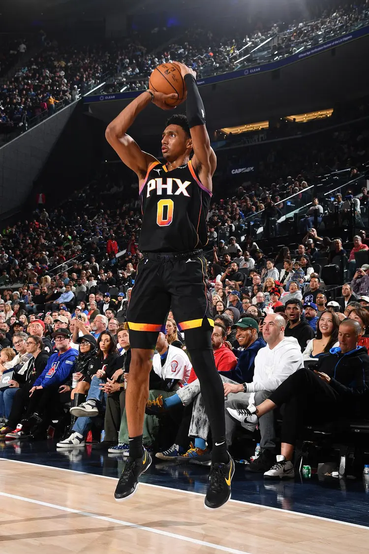 包含替补出场的新秀表现抢眼，球队险胜的词条