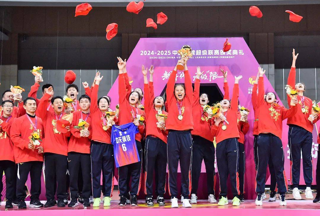 DB彩票平台-河南绿城队员斗志昂扬，击败对手夺冠！