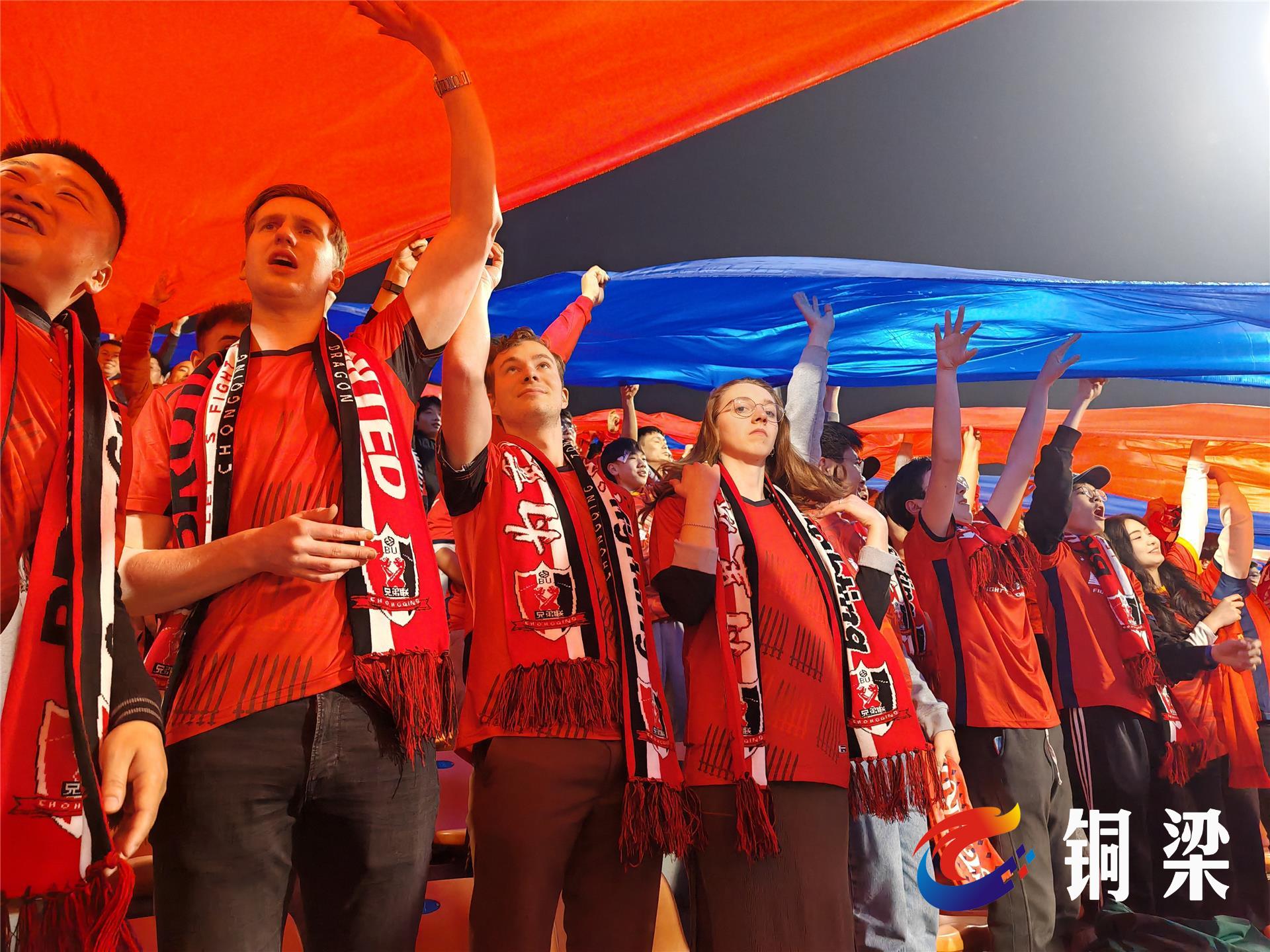 关于华边球迷热情助威，主场气氛火爆的信息