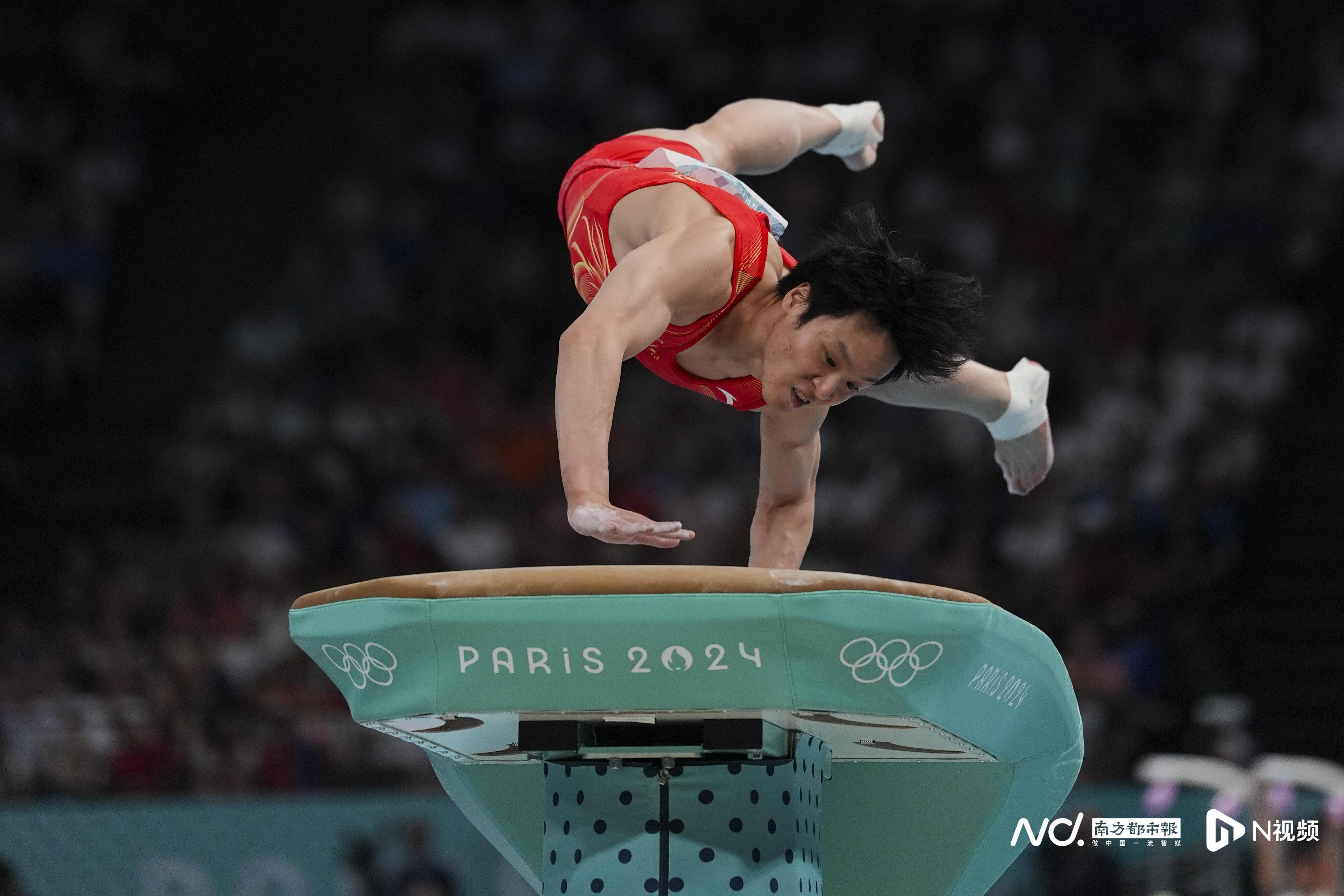 日本体操选手摘下银牌，表情复杂