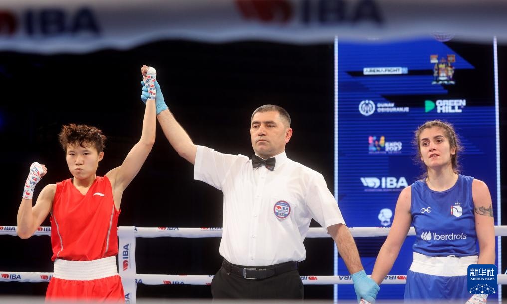 瑞士选手在拳击比赛中击败对手