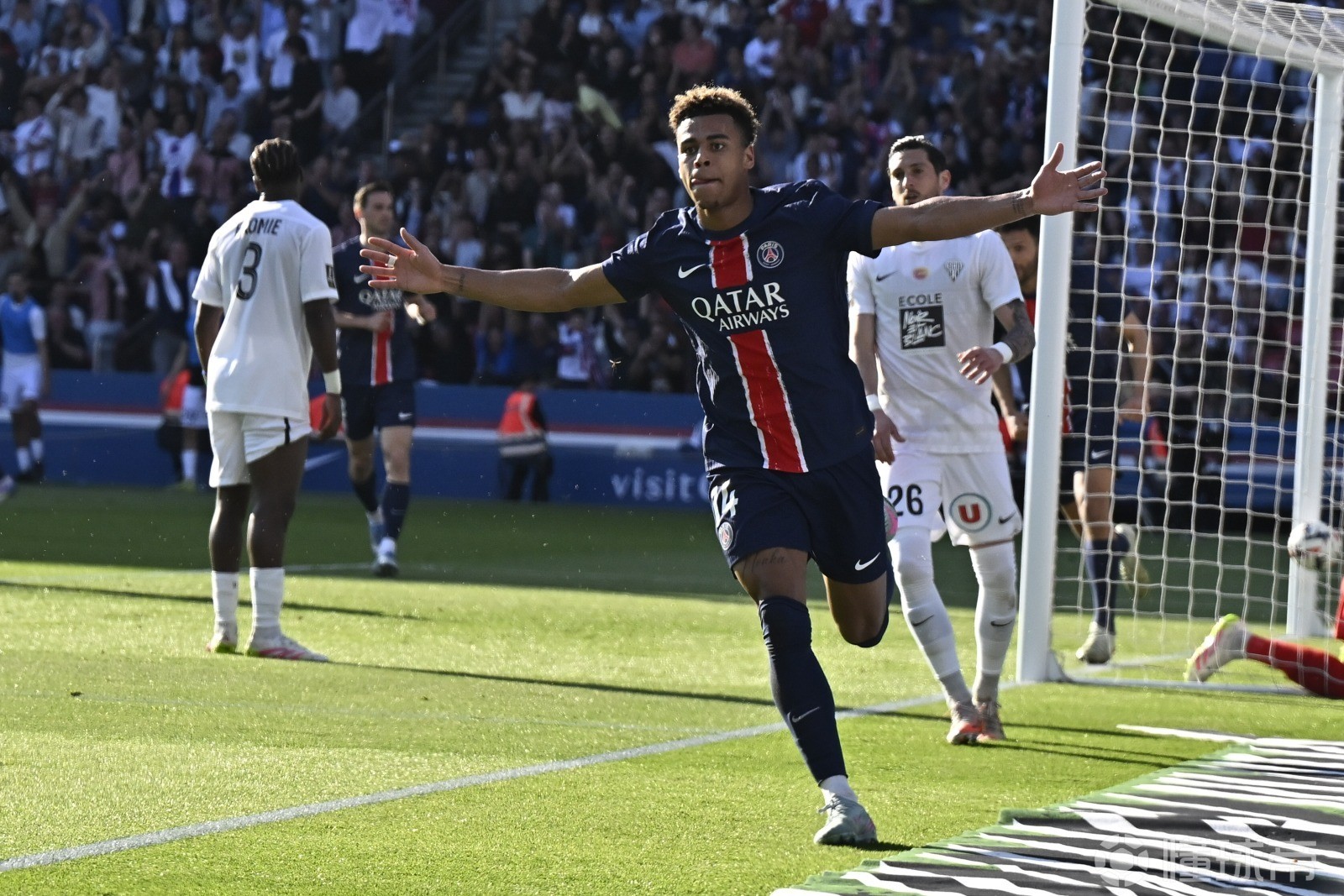 DB游戏-巴黎圣日耳曼逆风翻盘，法甲领头群脱颖而出的简单介绍