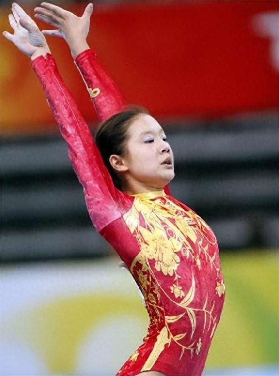 多宝彩票-体操冠军表演完美，摘得桂冠