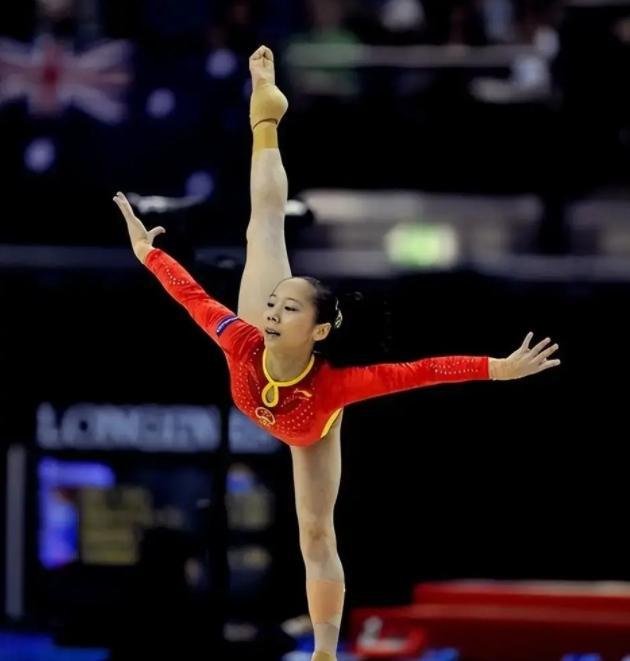 体操冠军表演完美，摘得桂冠