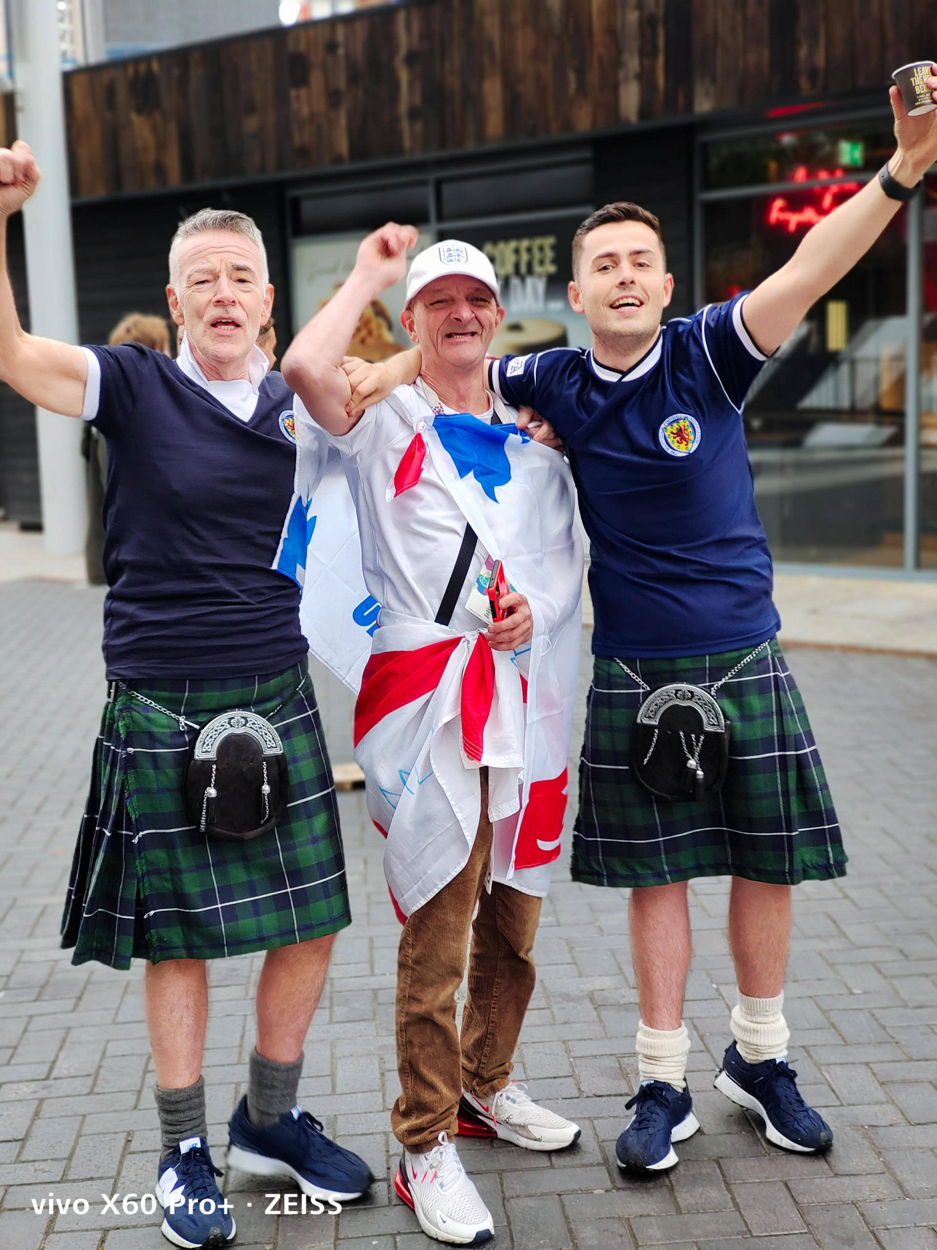 欧锦赛资格赛掀起热潮,球迷热情高涨 欧锦赛资格赛掀起热潮,球迷热情高涨