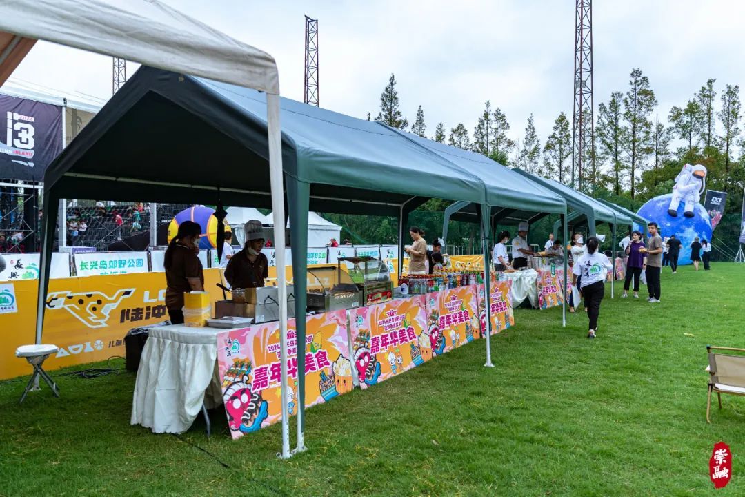 DB彩票官网-场外篮球装备展销会吸引众多球迷参与