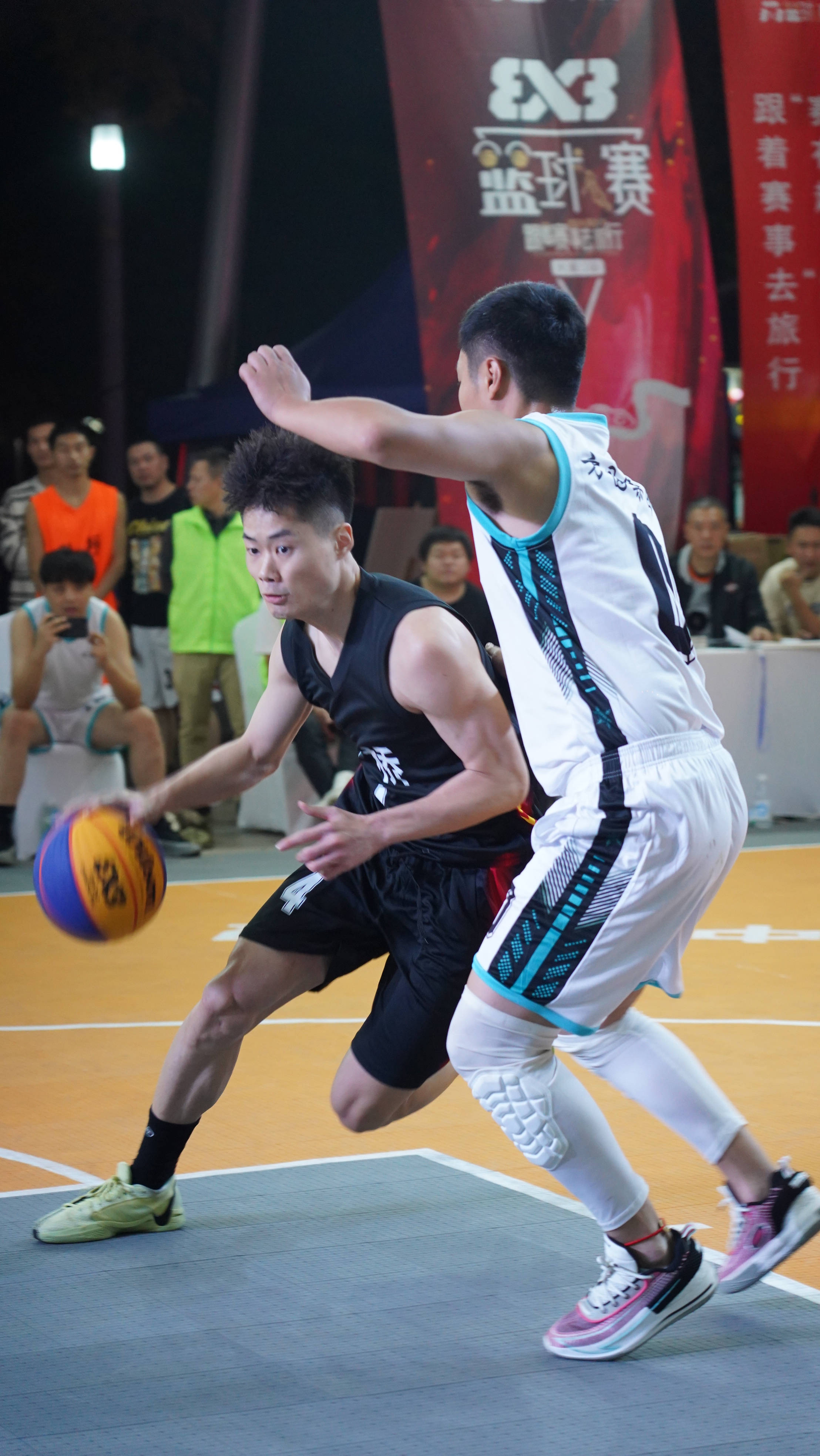 场外篮球装备展销会吸引众多球迷参与 场外篮球装备展销会吸引众多球迷参与