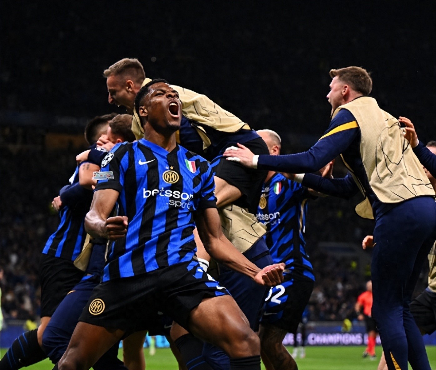 阿尔梅里亚客场横扫对手，实现全胜