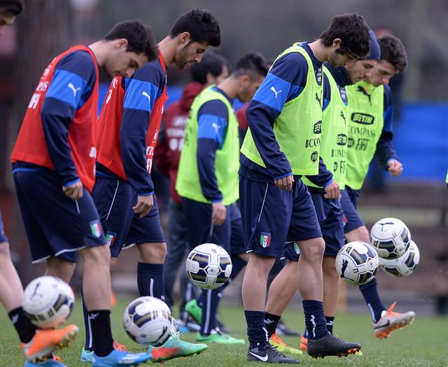 包含欧洲国家队比赛中的激情对决，胜者难言的词条