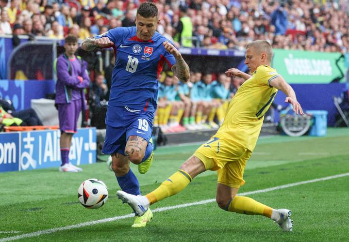 斯洛伐克队与捷克队比赛，争取晋级机会