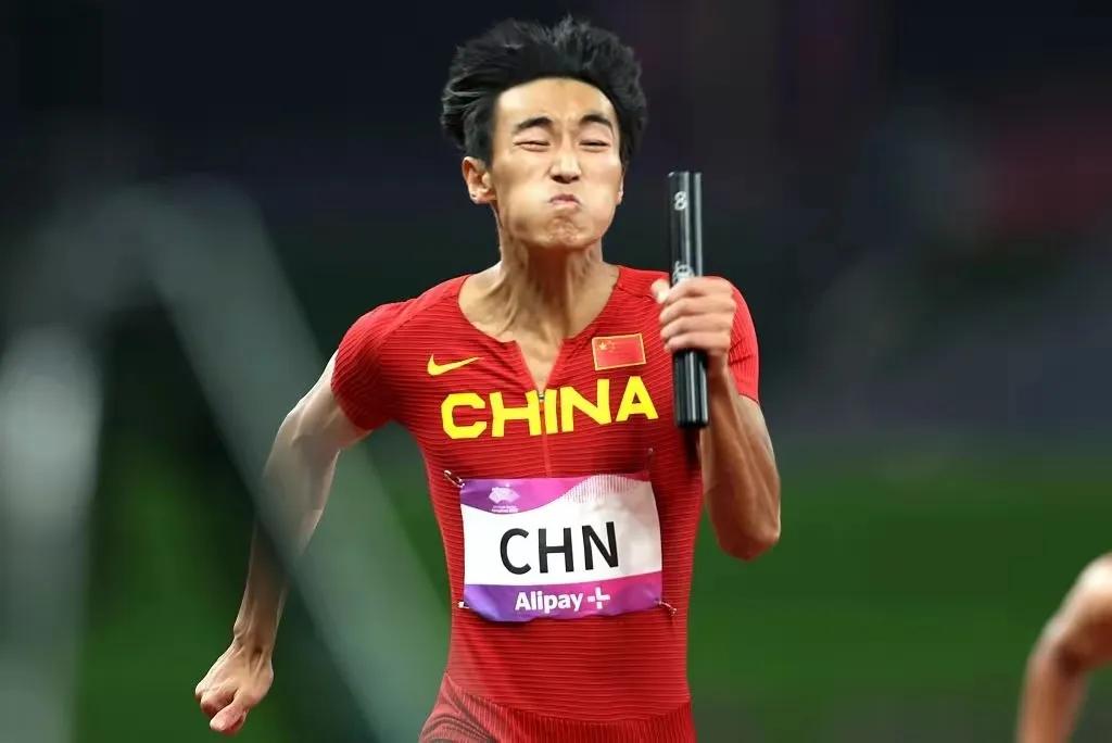 DB彩票试玩-优秀运动员勇猛争先，历史性瞬间