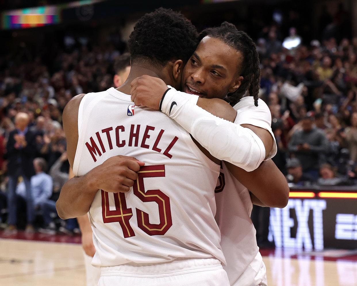 老鹰队备受瞩目，顶住压力成功击败对手的简单介绍