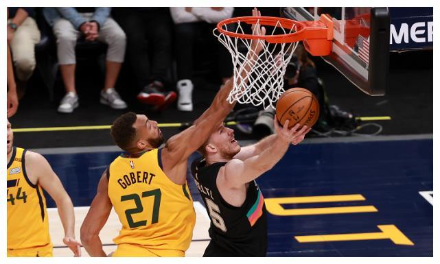 爵士击败马刺：戈贝尔夺帽鸽双