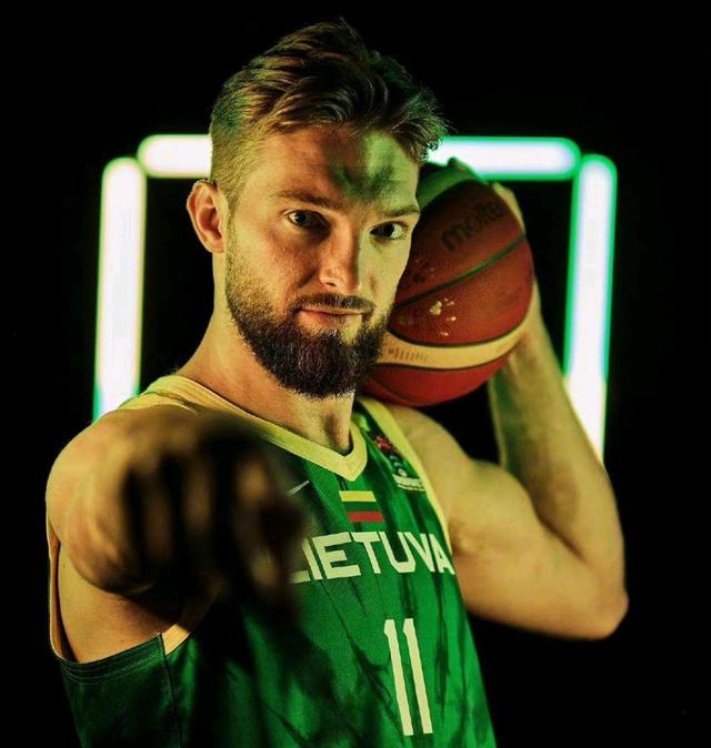 波黑队苦战不懈，为晋级努力付出努力