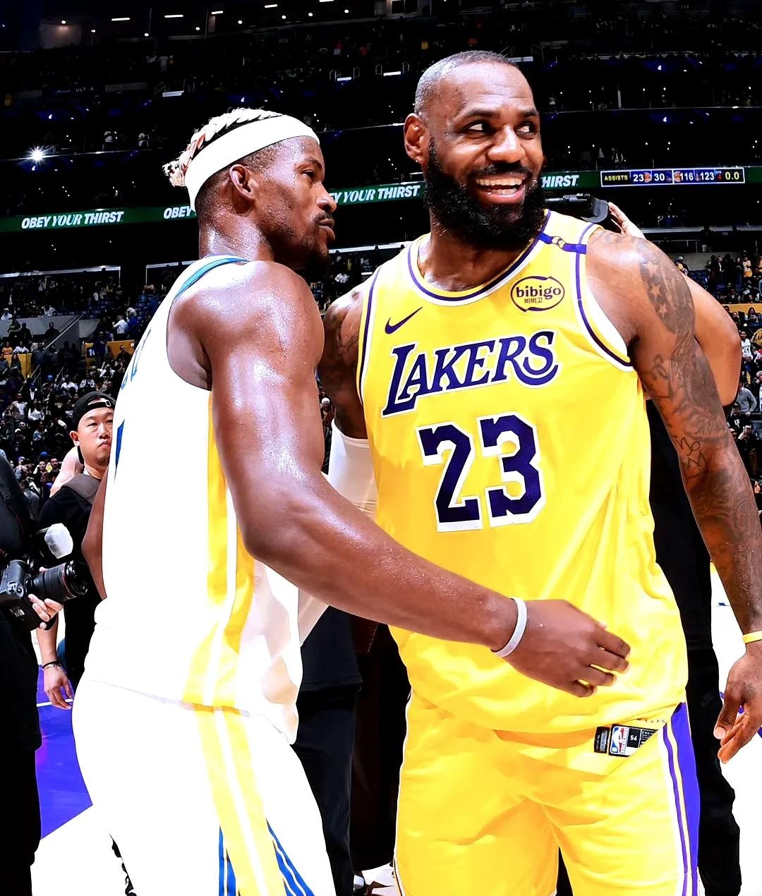 勇士击败湖人，保持不败纪录